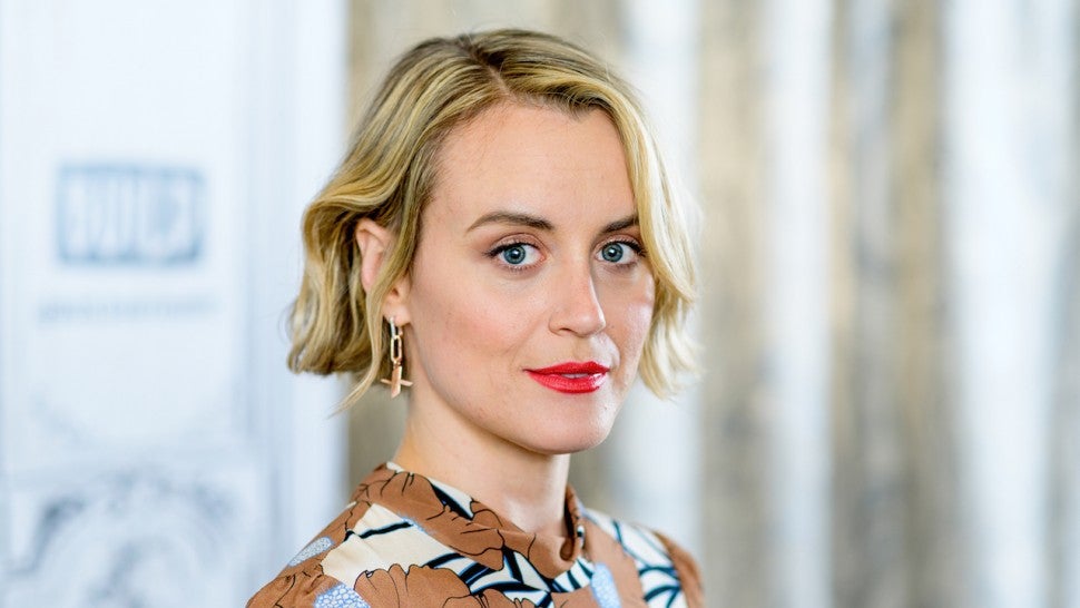 Atriz Taylor Schilling assume namoro lésbico