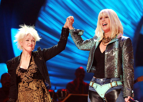 Cyndi Lauper participará da turnê 'Dressed to Kill' de Cher