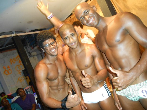 Em noite animada, bar gay da periferia de Salvador escolhe o homem mais bonito